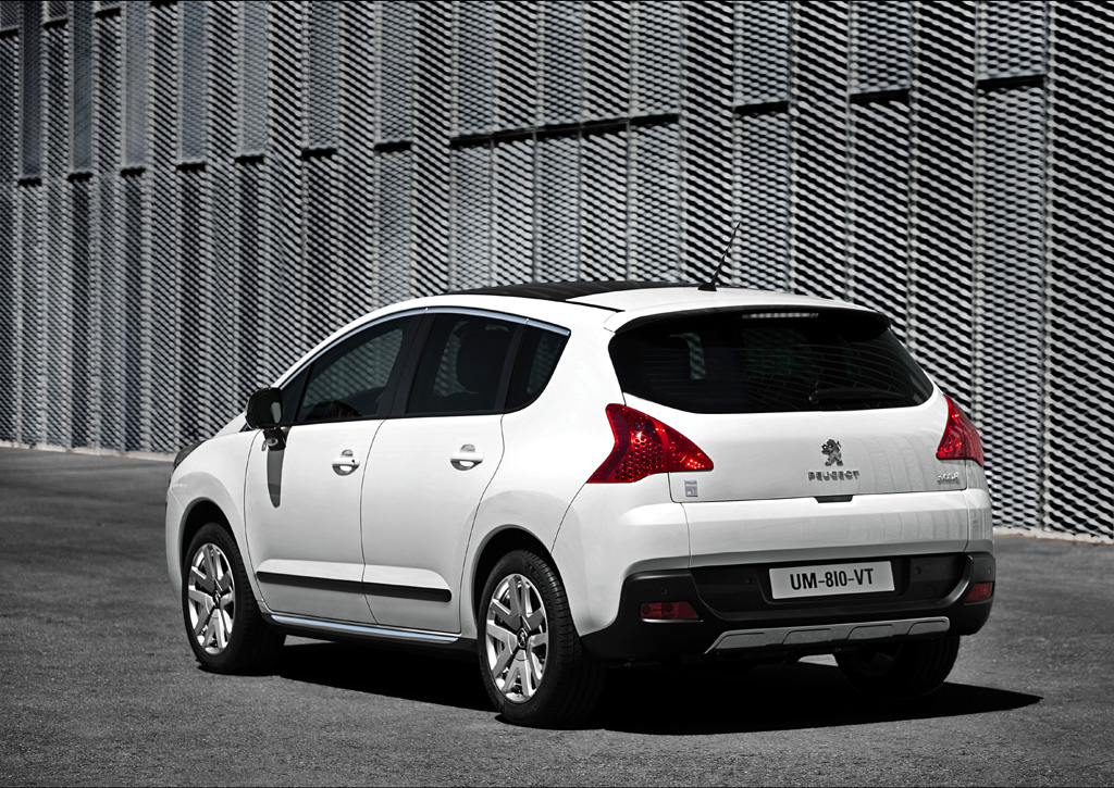 Peugeot 3008 Hybrid4: Heck-/Seitenansicht des Crossover mit dem neuartigen Antrieb. 