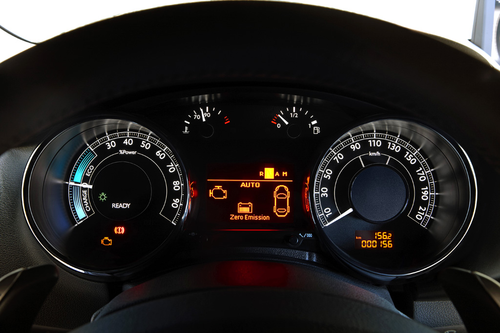 Peugeot 3008 Hybrid4: Im mittleren Display wird der jeweilige Fahrmodus angezeigt. 
