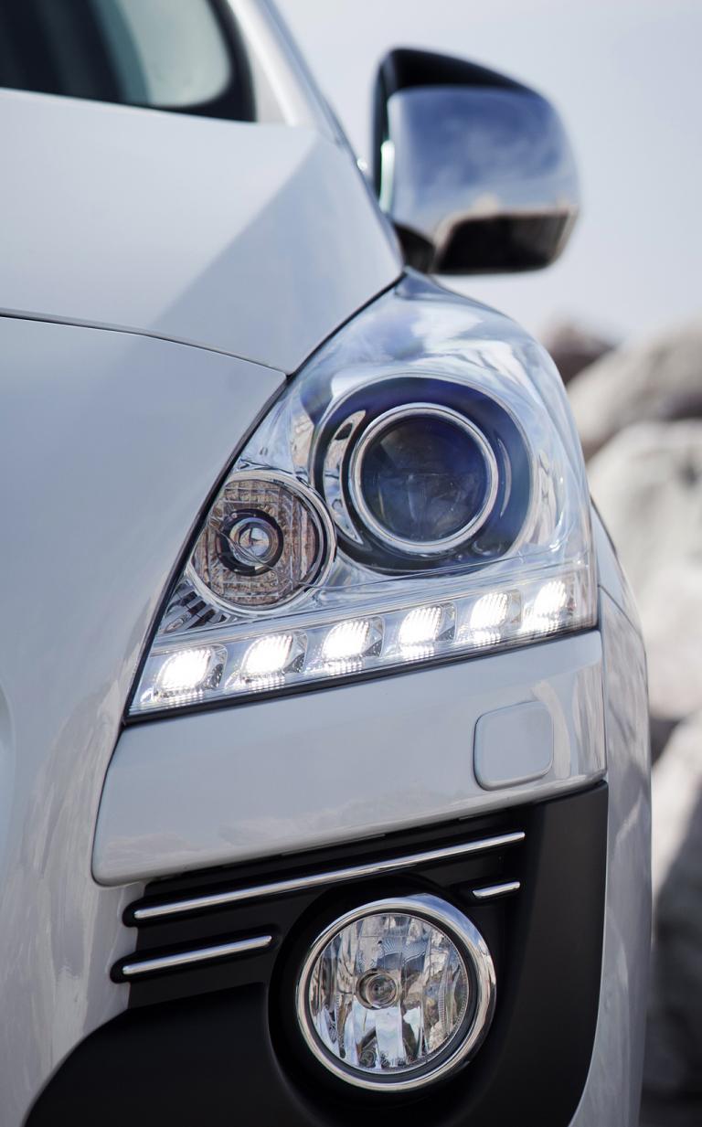 Peugeot 3008 Hybrid4: Moderne Leuchteinheit mit LED-Tagfahrlicht vorn. 
