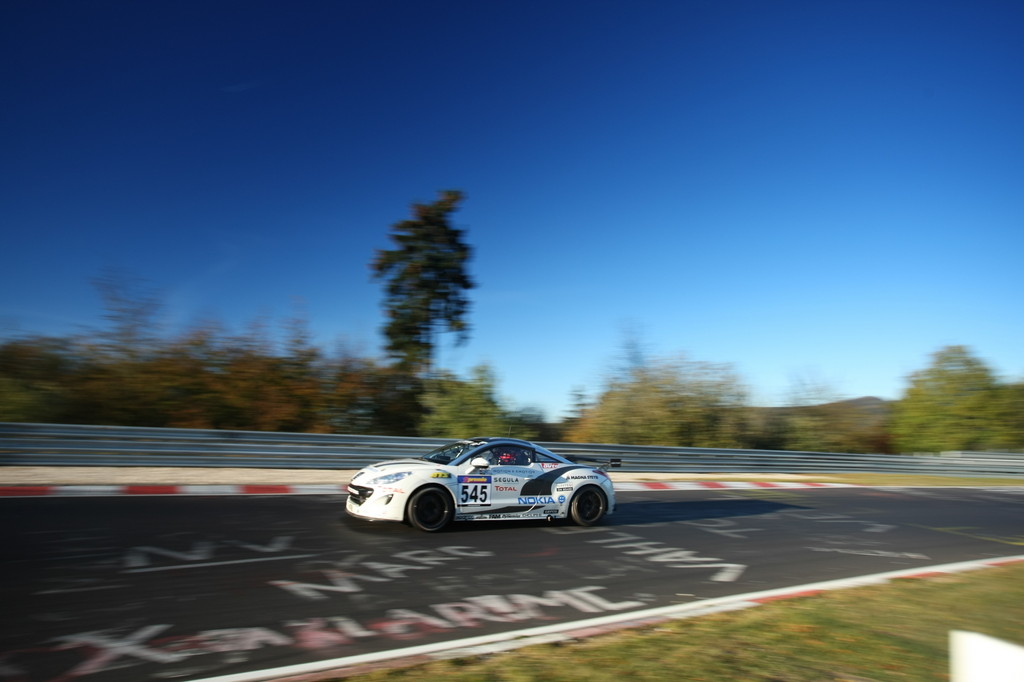 Peugeot RCZ von Michael Bohrer, Jürgen Nett und Stéphane Caillet.