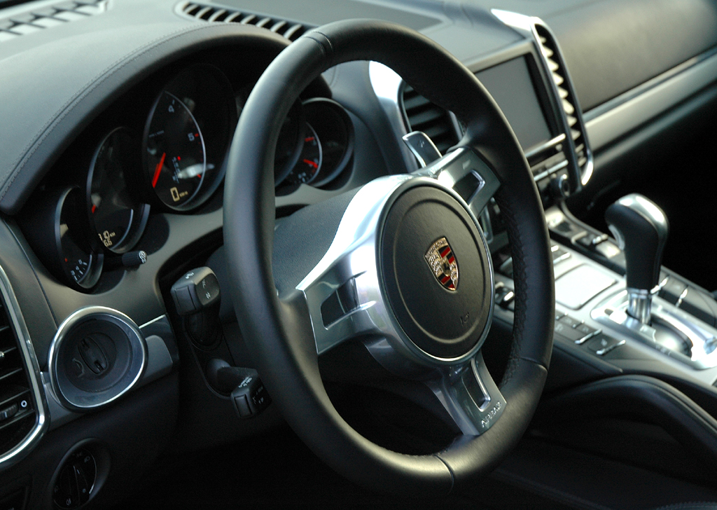 Porsche Cayenne Diesel: Blick ins sportlich-nobel gestaltete Cockpit. 