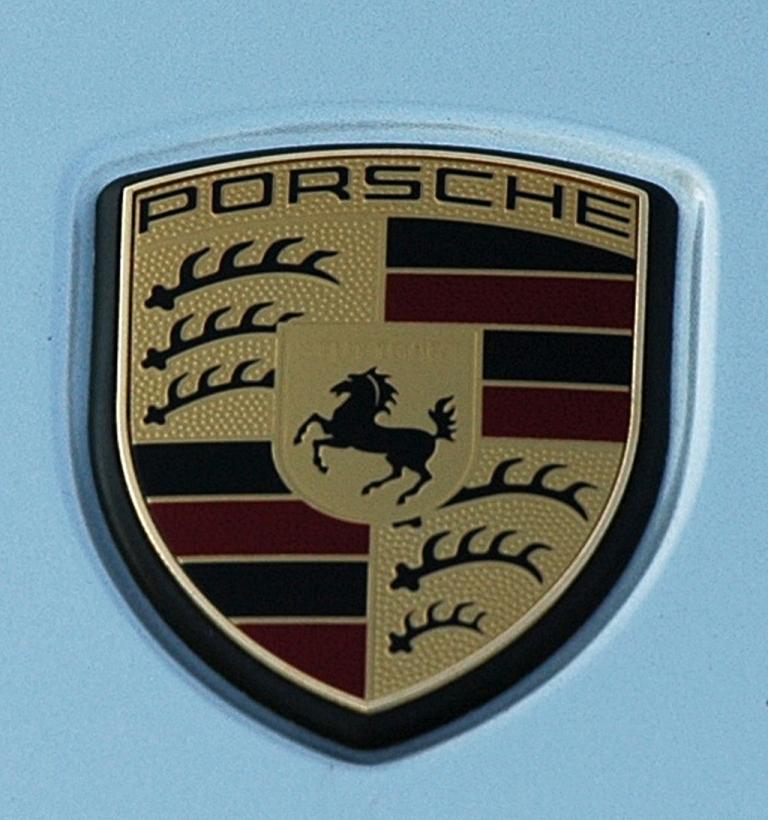 Porsche Cayenne Diesel: Das Markenlogo sitzt vorn auf der Motorhaube. 