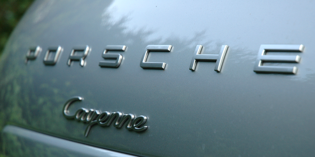 Porsche Cayenne Diesel: Marken- und Modellschriftzüge auf der Heckklappe. 
