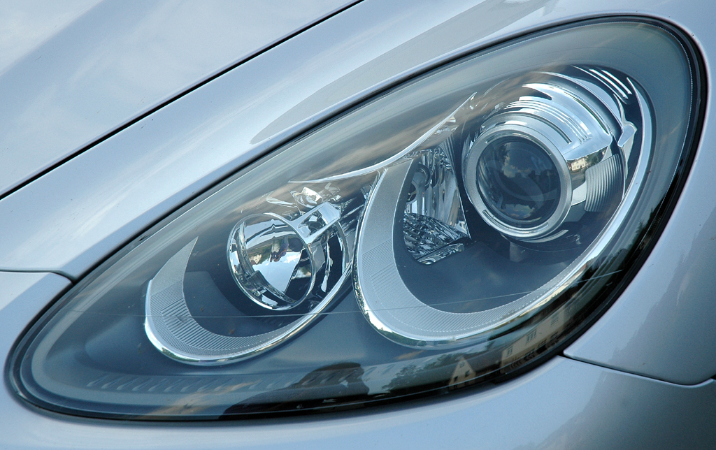 Porsche Cayenne Diesel: Moderne Leuchteinheit vorn. 