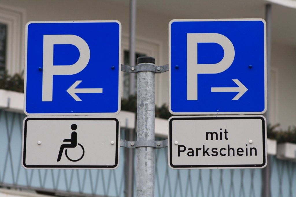 Recht: Lange Parkplatzsuche kann den Job kosten
