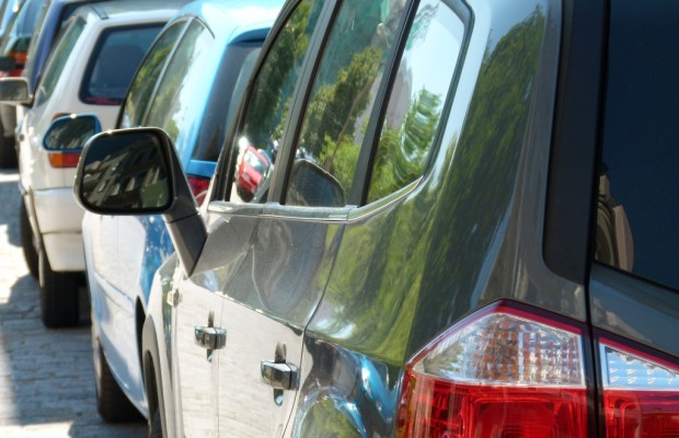 Recht: Lange Parkplatzsuche kann den Job kosten