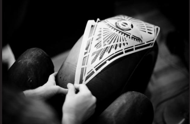 Reifenverschönerung mit Tattoo-Künstler