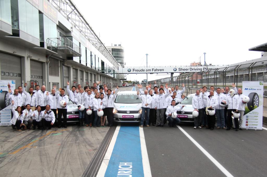 Rund 50 Reifengroßhändler und Mitarbeiter aus Reifenfachbetrieben testeten am Nürburgring die neuen Nexen-Reifen N´Blue Eco und HD. 