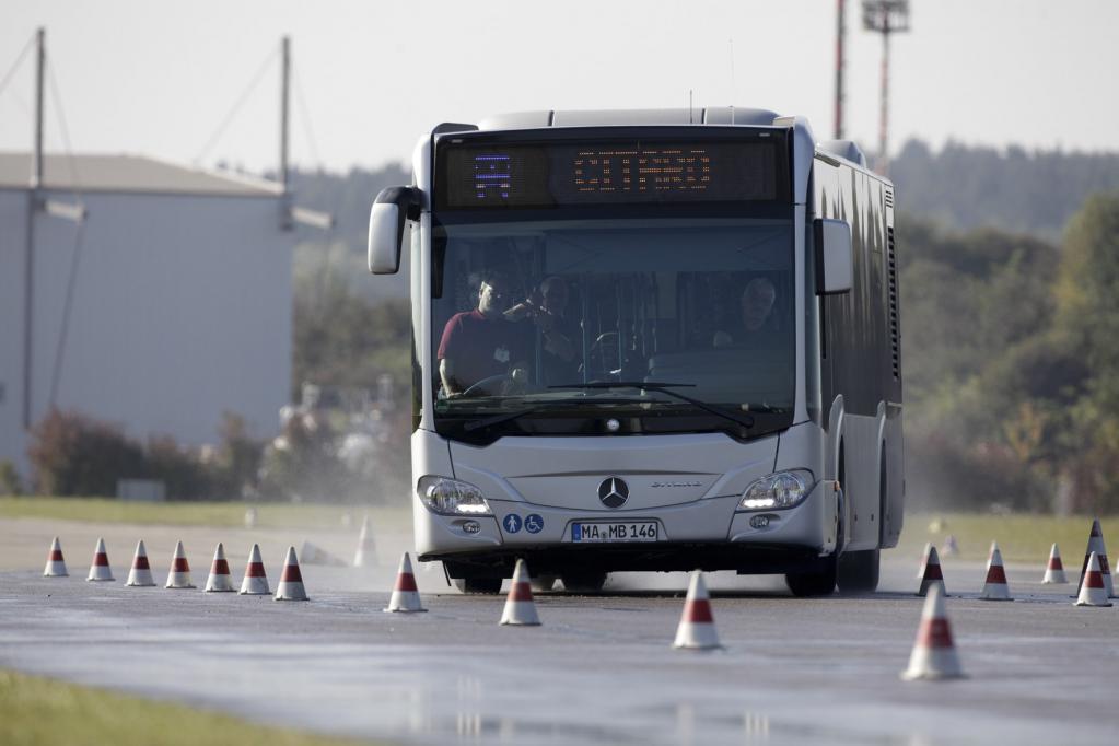 Schiebt das Fahrzeug über die Vorderräder, wird das kurveninnere Hinterrad gebremst. 