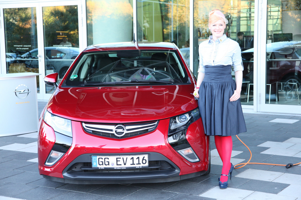 TV-Moderatorin Enie van de Meiklokjes am Opel Ampera.