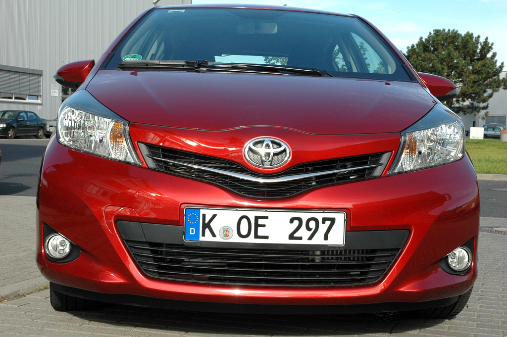 Toyota Yaris: Blick auf die Frontpartie des Kleinwagens. 