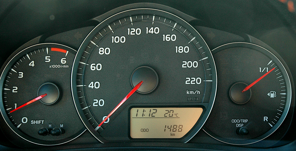 Toyota Yaris: Blick durch den Lenkradkranz auf die Rundinstrumentierung.