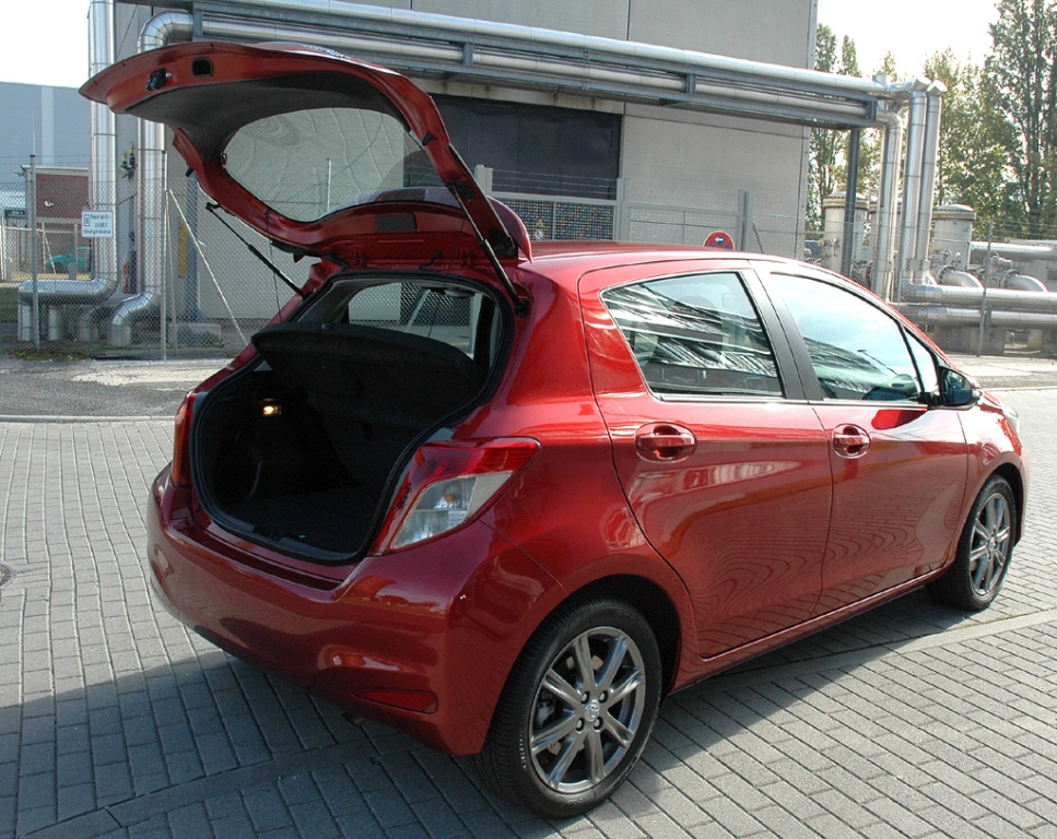 Toyota Yaris: Ins Gepäckabteil passen fast 290 bis rund 770 Liter hinein. 