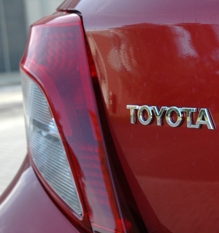 Toyota Yaris: Moderne Leuchteinheit hinten mit Markenschriftzug.