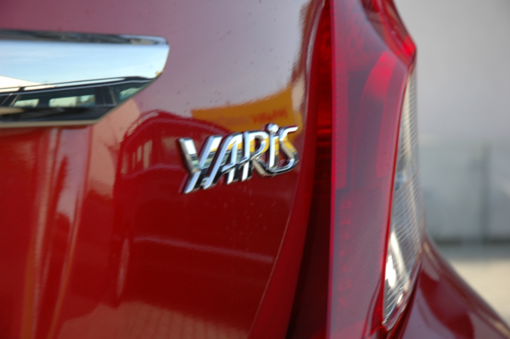 Toyota Yaris: Moderne Leuchteinheit hinten mit Modellschriftzug. 