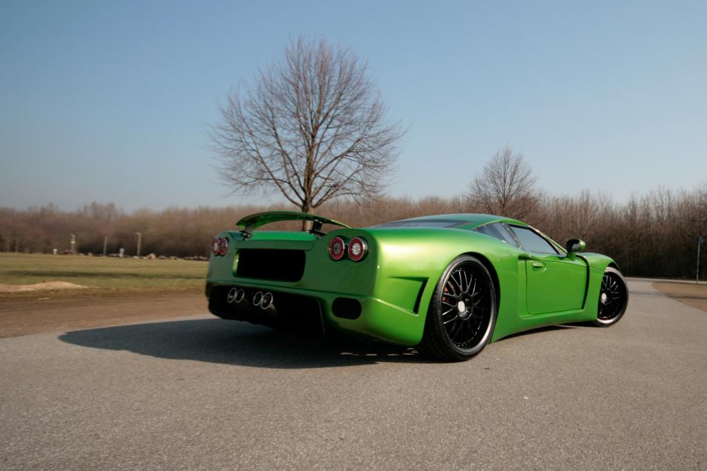 Unter der flachen Haube sitzt ein starker V8 von GM
