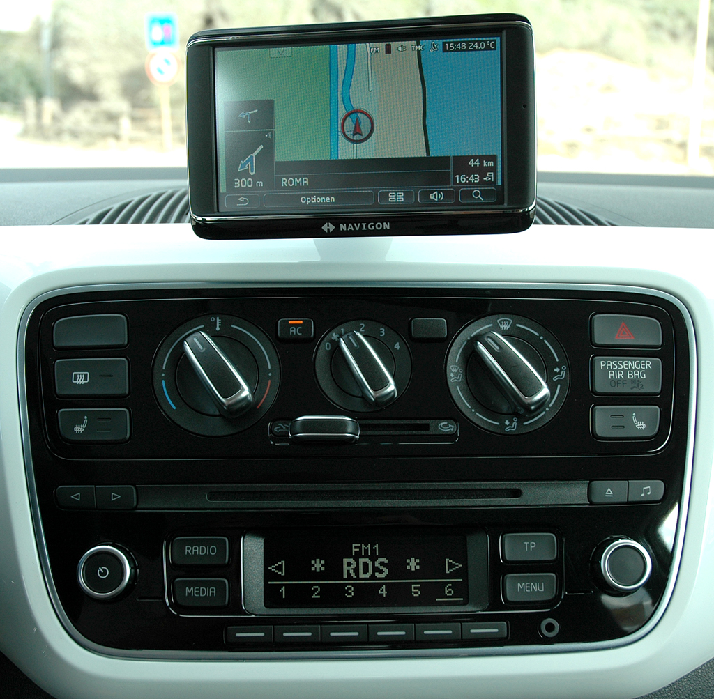 VW Up: Blick auf das aufsetzbare Navigations- und Infotainmentsystem. 