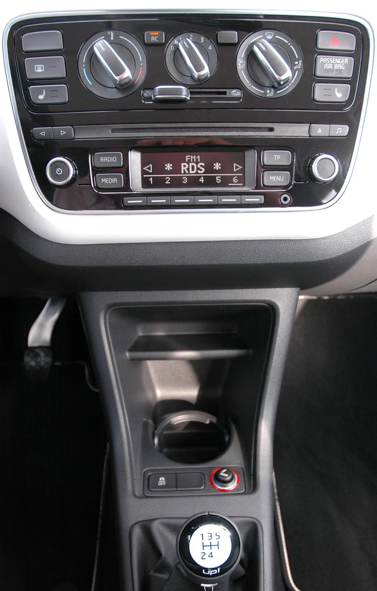 VW Up: Blick auf den mittleren Armaturenträger. 
