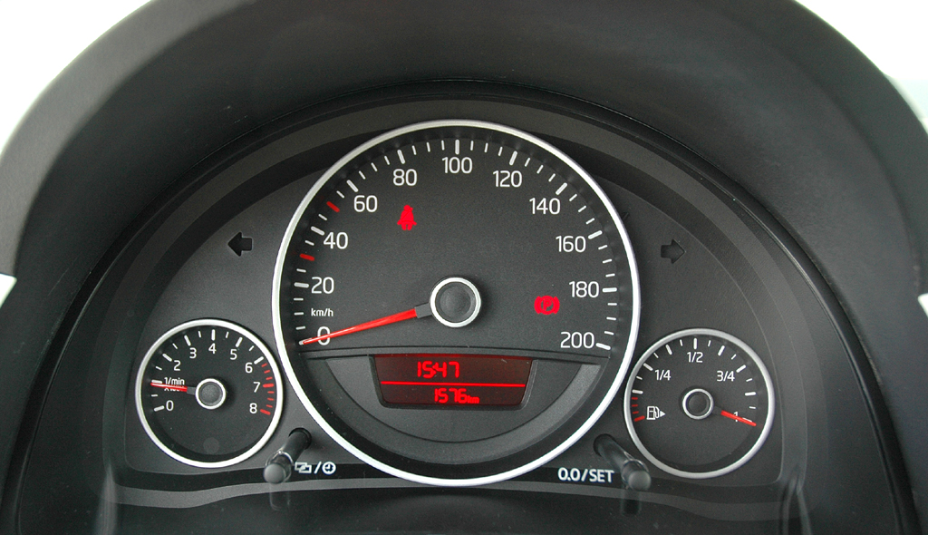 VW Up: Blick durch den Lenkradkranz auf die Rundinstrumentierung. 
