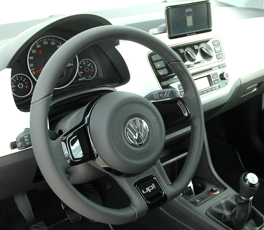 VW Up: Blick ins sehr übersichtlich gestaltete Cockpit. 