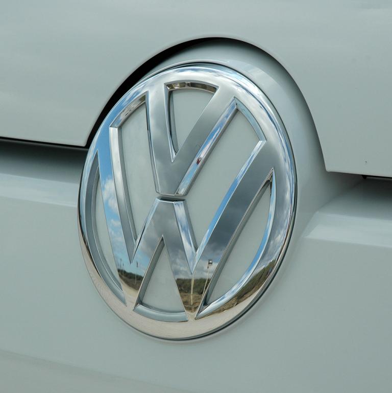 VW Up: Das Markenlogo prangt vorn groß unter der Motorhaube. 