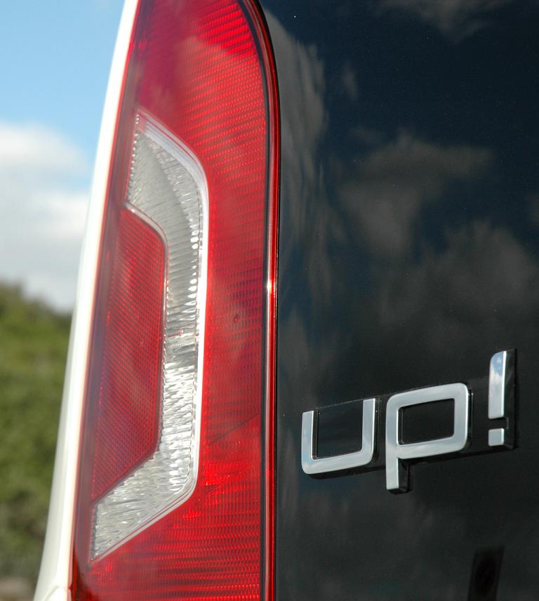 VW Up: Moderne Leuchteinheit hinten mit Modellschriftzug. 
