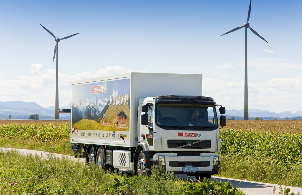 Volvo übergibt FE Hybrid an Spar