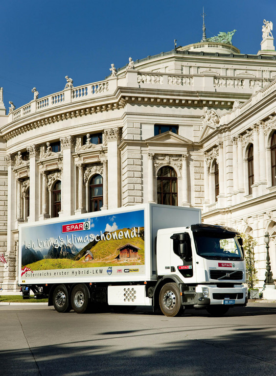 Volvo übergibt FE Hybrid an Spar
