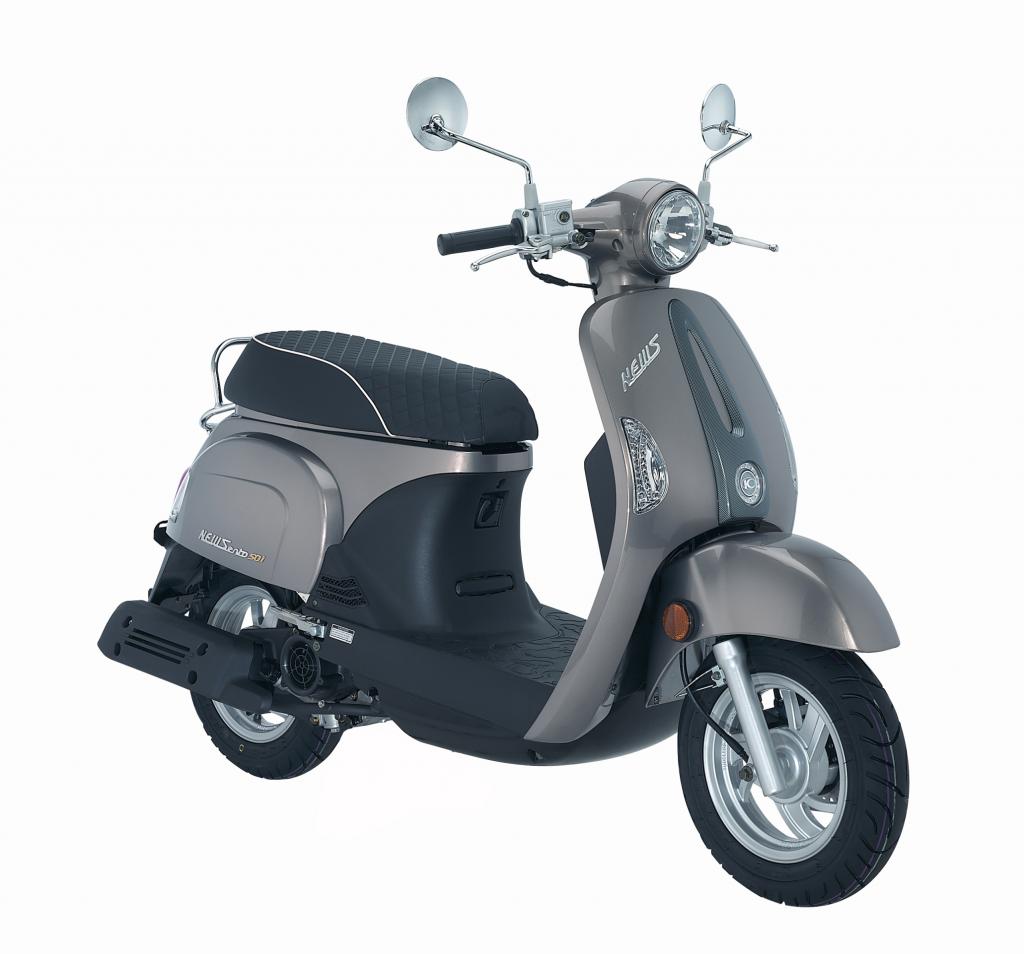 Wenn man sich gut versteht und keine Angst vor Körperkontakt hat, passen für kurze Strecken auch zwei Passagiere auf die Sitzbank des Scooters. 