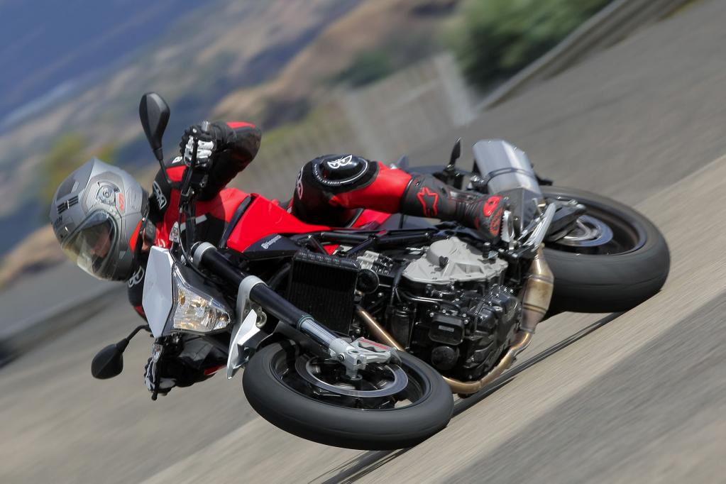 Wer's wilder treiben möchte, sollte auf die Nuda 900R mit voll einstellbarer Sachs-Gabel vorn und ebensolchem Öhlins-Dämpfer hinten umsatteln. 