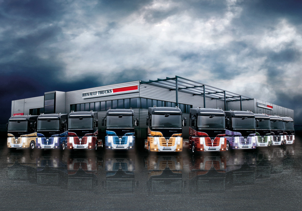 Zehn Renault Magnum im Designer-