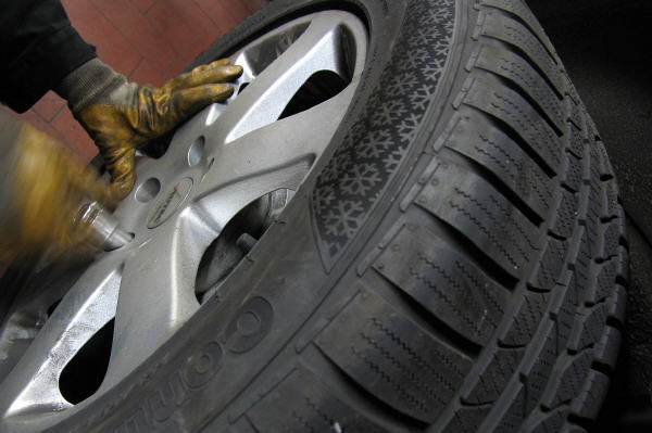 auto.de-Umfrage: Etwa 5 Mio. PKW fahren in diesem Winter ohne Winterbereifung / Auch Strafen schrecken Halter nicht ab 