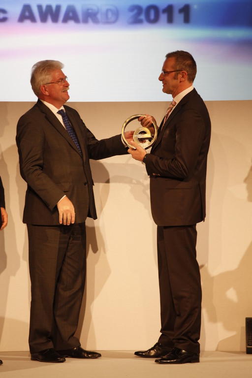 von links: Martin Zeil, Bayerischer Landesminister für Wirtschaft, Infrastruktur, Verkehr und Technologie; Rolf Najork, Leiter Schaeffler Systemhaus eMobilität.