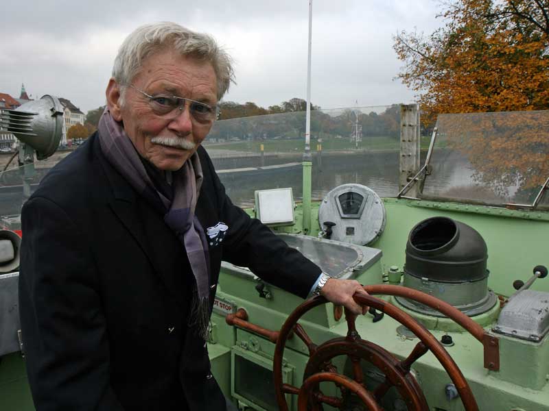 „Ich habe Hochachtung vor den Seenotrettern, die diese oft gefahrvolle Arbeit tun.“ Schauspieler Uwe Friedrichsen auf dem oberen Fahrstand des Museums-Seenotkreuzers H. J. KRATSCHKE auf dem Gelände der DGzRS-Zentrale in Bremen