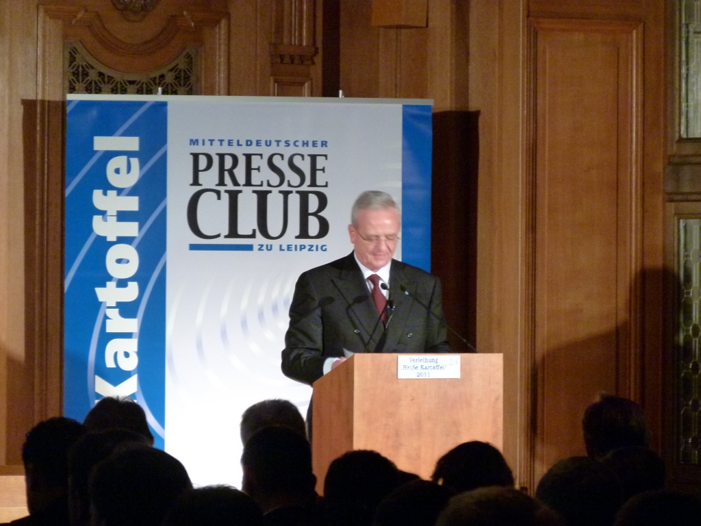 „Sind Sie stolz auf diese Kartoffel?” - Martin Winterkorn erhält Kommunikations- und Wirtschaftspreis „Heiße Kartoffel 2011” in Leipzig