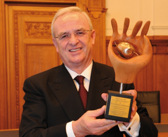 „Sind Sie stolz auf diese Kartoffel?” - Martin Winterkorn erhält Kommunikations- und Wirtschaftspreis „Heiße Kartoffel 2011” in Leipzig