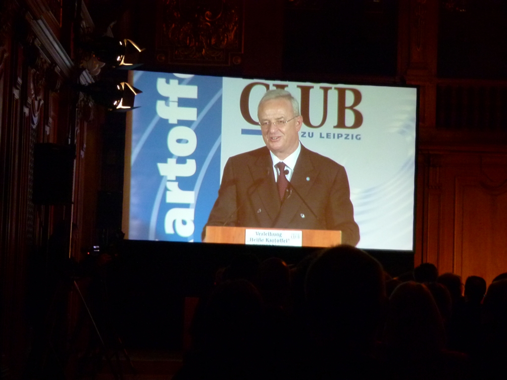 „Sind Sie stolz auf diese Kartoffel?” - Martin Winterkorn erhält Kommunikations- und Wirtschaftspreis „Heiße Kartoffel 2011” in Leipzig