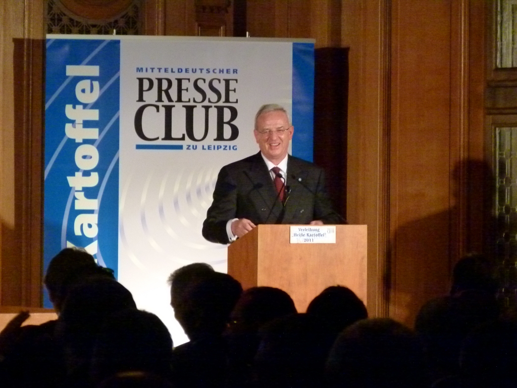 „Sind Sie stolz auf diese Kartoffel?” - Martin Winterkorn erhält Kommunikations- und Wirtschaftspreis „Heiße Kartoffel 2011” in Leipzig