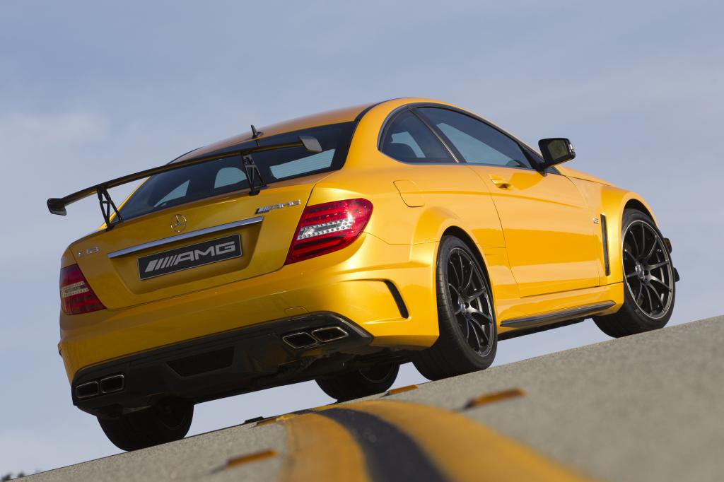  Weil dieser C 63 aber eigentlich mehr für die Rundstrecke als für tägliches Pendeln zur Arbeit ausgelegt ist, lässt AMG die hin