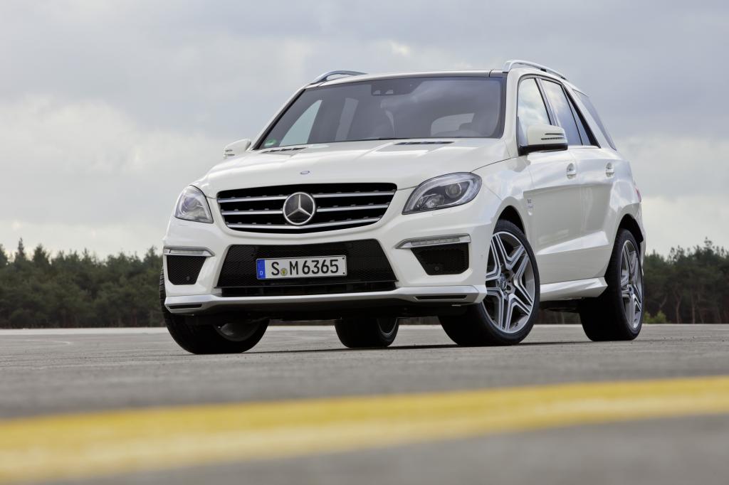 Äußerlich gibt sich die AMG-M-Klasse an dem schwarz lackierten Kühlergrill, großen Lufteinlässen, einer speziellen Heckschürze u