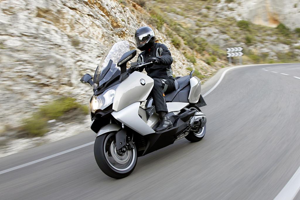 Als Antrieb dient bei beiden ein 647 ccm großer Zweizylindermotor mit 44 kW/60 PS und 66 Newtonmeter Drehmoment