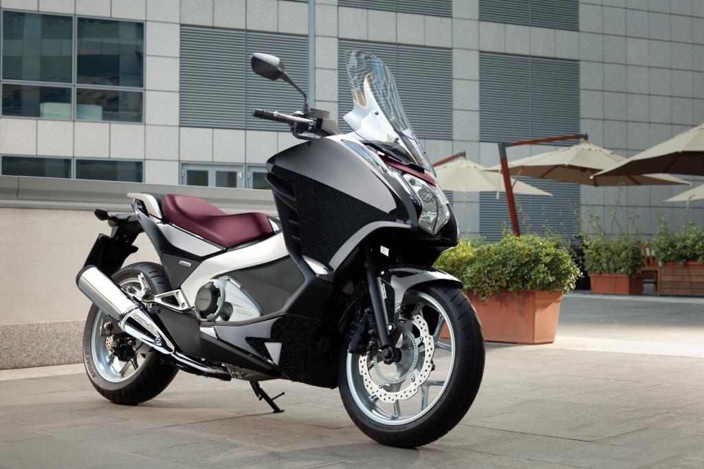 Als Antrieb dient ein neuentwickelter 670 ccm großer Zweizylinder mit einer Ausgleichswelle (38 kW/52 PS)