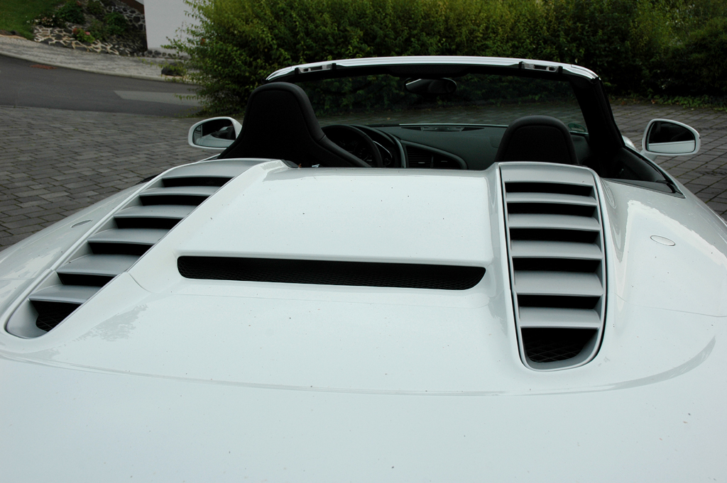 Audi R8 Spyder: Blick auf den sportlich gestalteten Verdeckkasten-Deckel. 