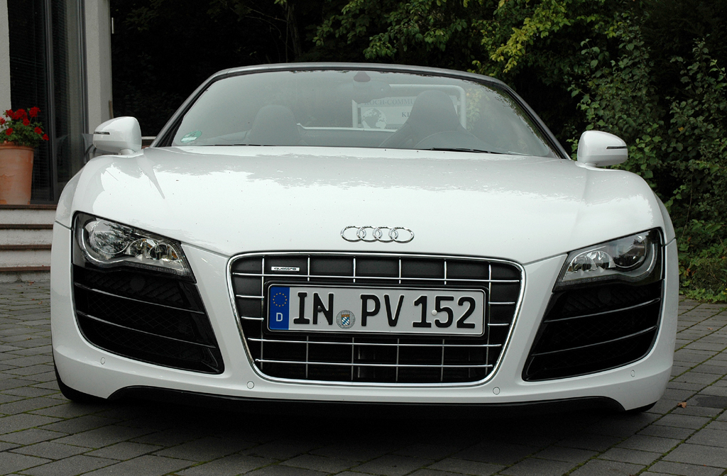 Audi R8 Spyder: Blick auf die Front der flachen Sportwagen-Flunder. 