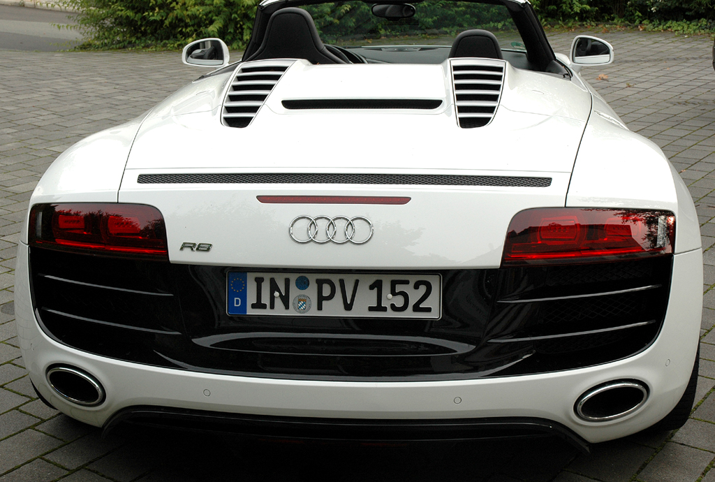 Audi R8 Spyder: Blick auf die Heckpartie, in die sich das Verdeck faltet. 