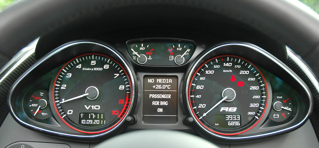 Audi R8 Spyder: Blick durch den Lenkradkranz auf die Rundinstrumentierung. 