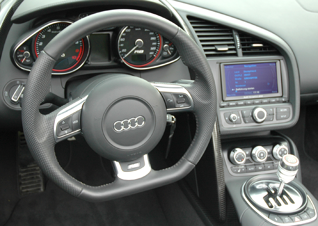 Audi R8 Spyder: Blick ins sportlich-funktionell gestaltete Cockpit. 