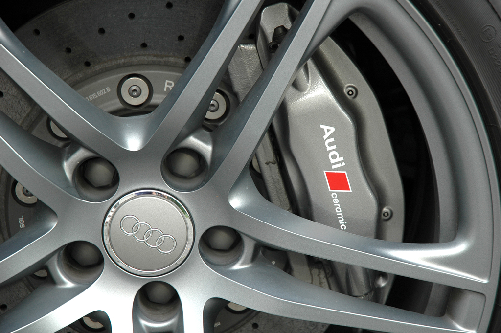 Audi R8 Spyder: Die Keramikbremsanlage ist etwa so teuer wie ein neuer Kleinwagen. 