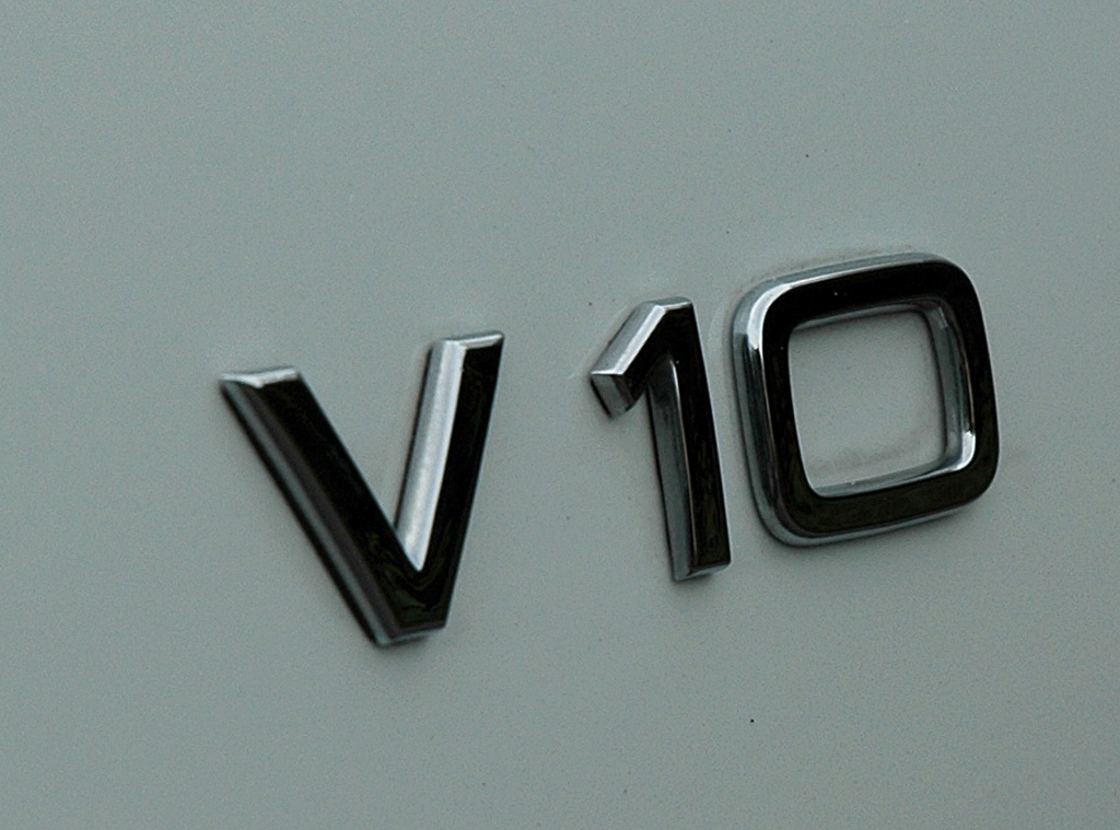 Audi R8 Spyder: Motorisierungsschriftzug an der Seite. 