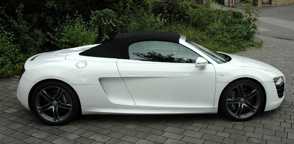 Audi R8 Spyder: Und so sieht die offene Variante mit geschlossem Verdeck von der Seite aus.